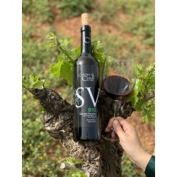 Botella y Copa de vino tinto reserva Sánchez Vizcaíno 2020 garnacha cabernet sauvignon syrha tempranillo merlot